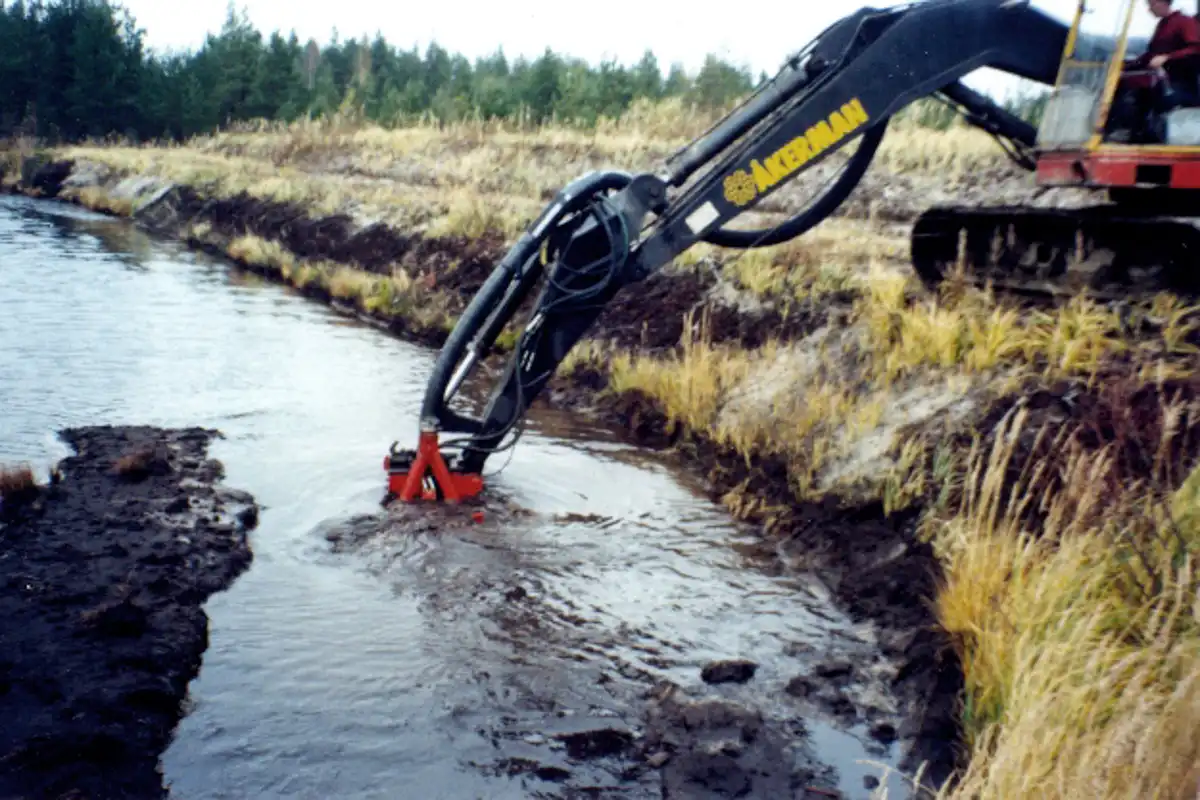 Hydraulisk dränkpump monterad på grävmaskin för dränering och vattenpumpning i dike