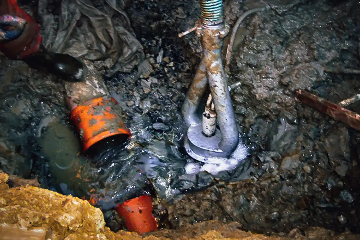 Hydrauldriven dränkpump används som länspump för att avlägsna grundvatten i schakt