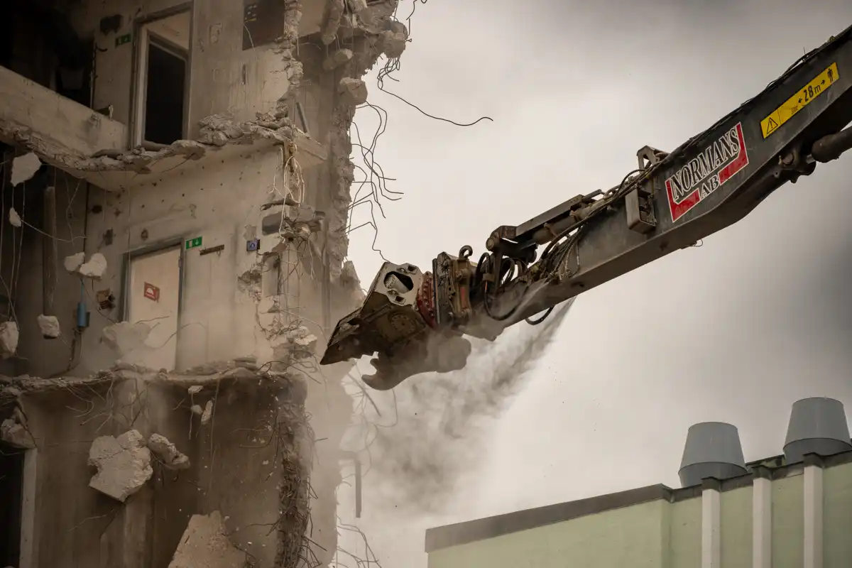 Hydrauliskt dammbekämpningssystem från Dynaset reducerar damm vid rivningsarbete i betong