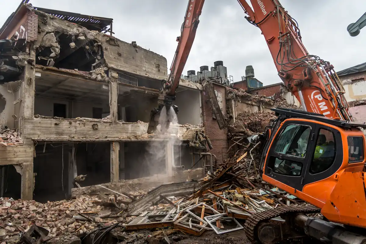 Dynaset HPW dammbekämpningssystem används vid selektiv rivning för att minska dammspridning