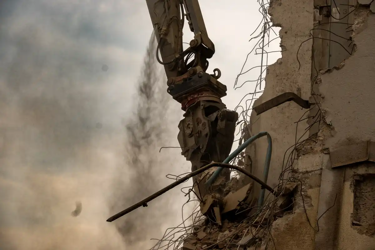 Dynaset HPW dammbekämpningssystem monterat på grävmaskin vid storskalig byggnadsrivning