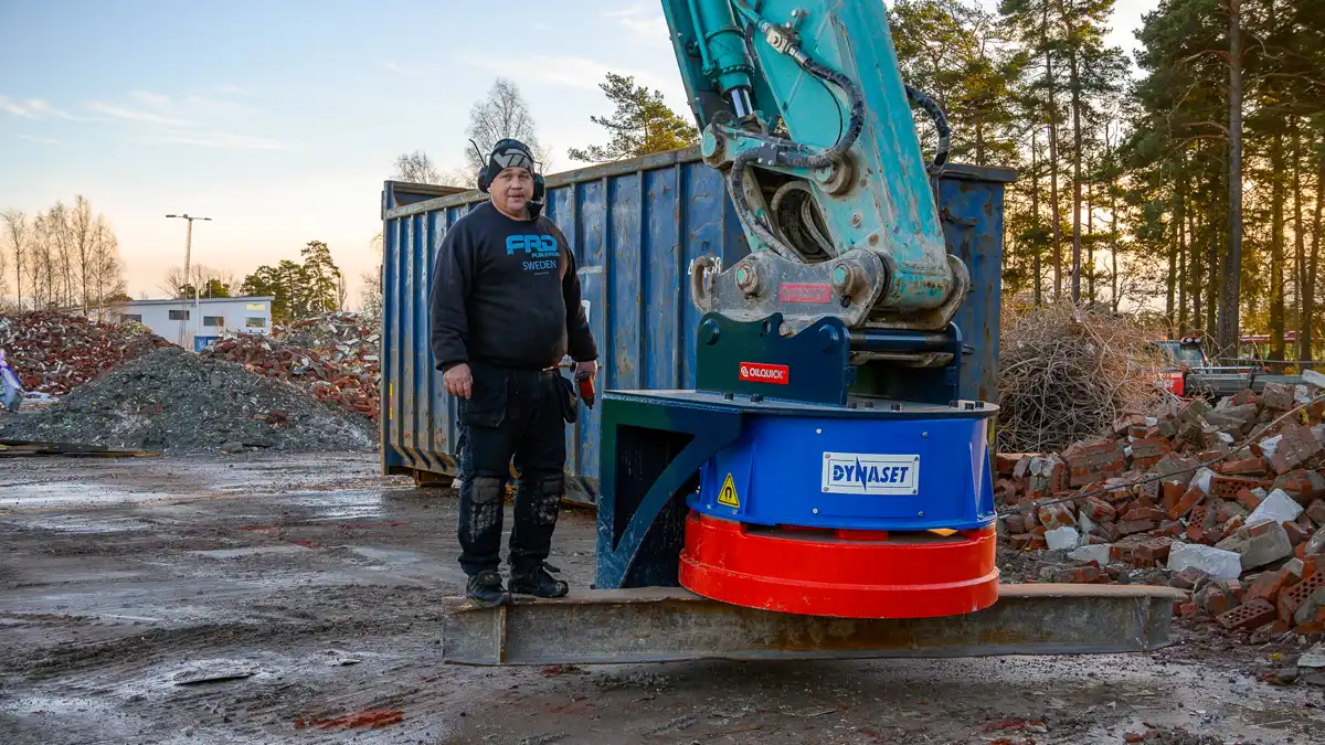 Dynaset hydraulmagnet för grävmaskin med maskinfäste – kraftfull magnetlösning för sortering av metall och järn vid rivning och återvinning.