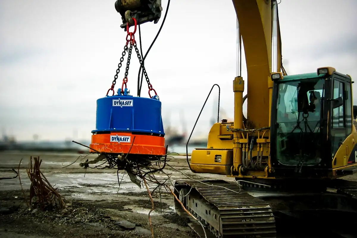 Dynaset hydraulmagnet lyfter armeringsjärn från betong – hydrauldriven magnet för effektiv metallhantering på bygg- och rivningsarbetsplatser.