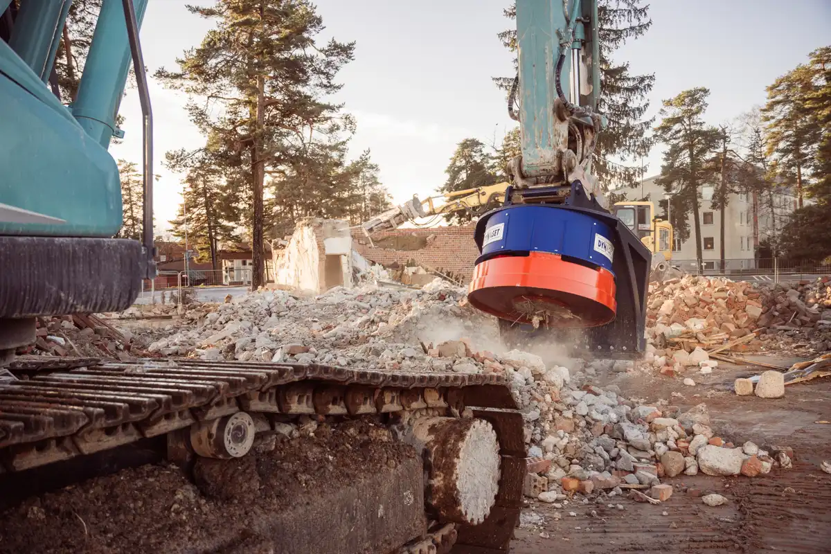 Dynaset hydraulmagnet monterad på grävmaskin vid rivning – effektiv hantering av armeringsjärn och metall i rivningsmassor.