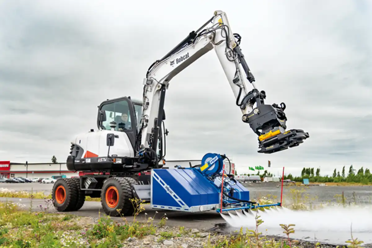 Dynaset KPL hydraulisk gatutvätt kopplad till grävmaskin för dammbindning och gatustädning