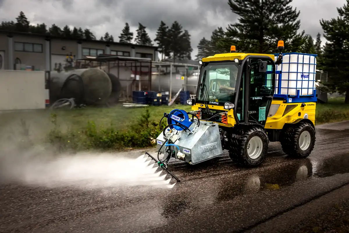 Dynaset KPL hydraulisk gatutvätt monterad på redskapsbärare för effektiv rengöring av gator och industriytor