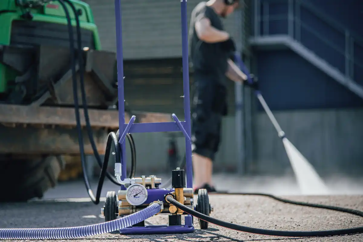 Hydrauldriven högtryckstvätt med mobil enhet för effektiv rengöring av maskiner och arbetsytor