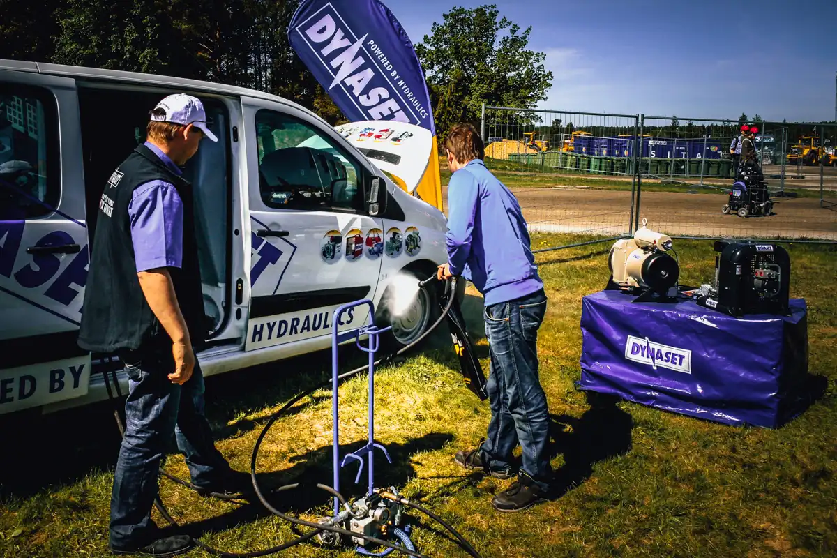 Hydraulisk högtryckstvätt monterad på servicebil används för rengöring inom entreprenad och industri