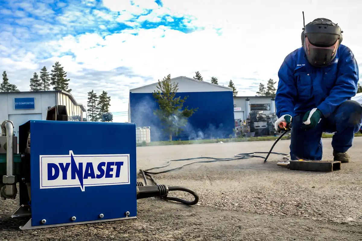 Hydraulisk svetsgenerator från Dynaset som driver mobil svetsutrustning direkt via hydraulik på arbetsplats