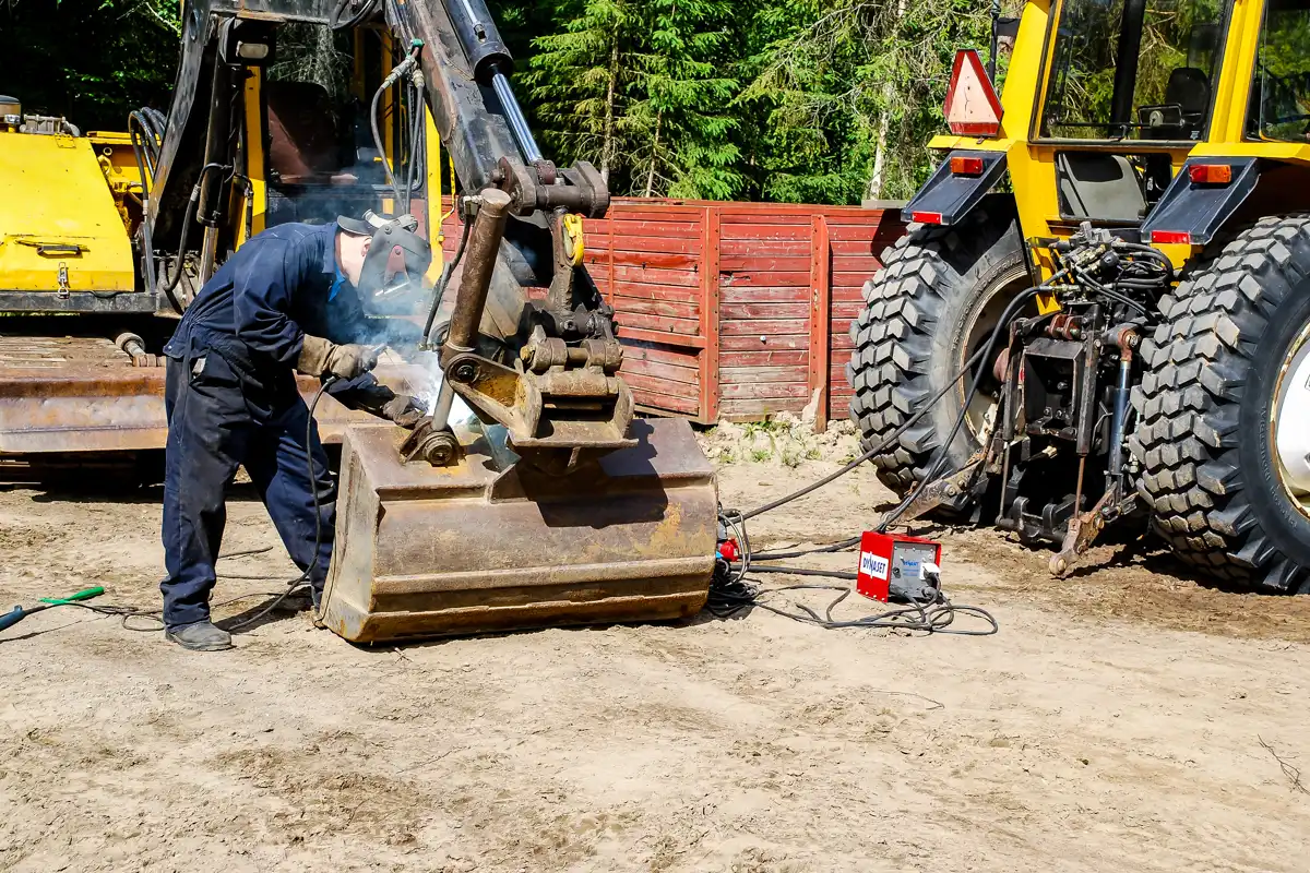 Hydraulisk svetsgenerator monterad på grävmaskin för fältsvetsning och reparation direkt på arbetsplatsen
