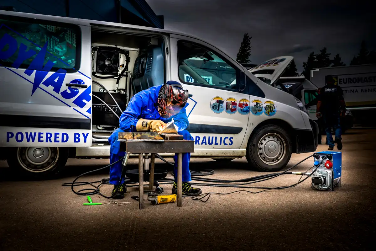 Hydraulisk svetsgenerator installerad i servicebil för mobil svetsning utan separat dieselgenerator