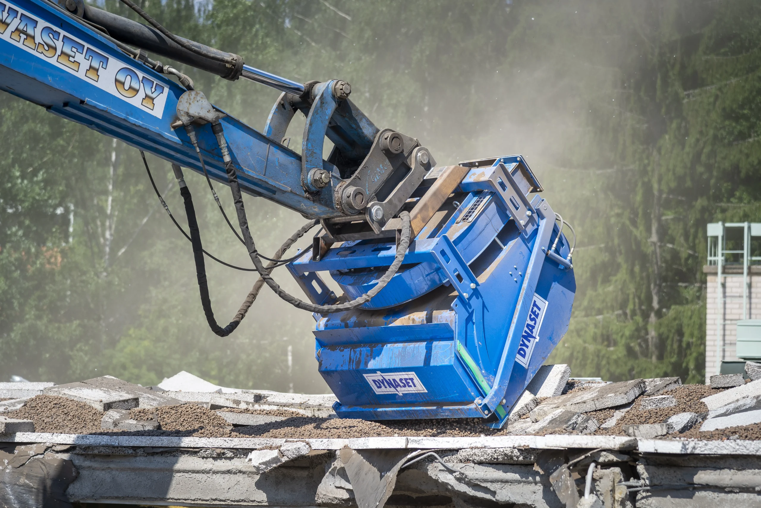 HRVB vakuumskopa monterad på grävmaskin för effektiv återvinning och materialhantering vid rivning