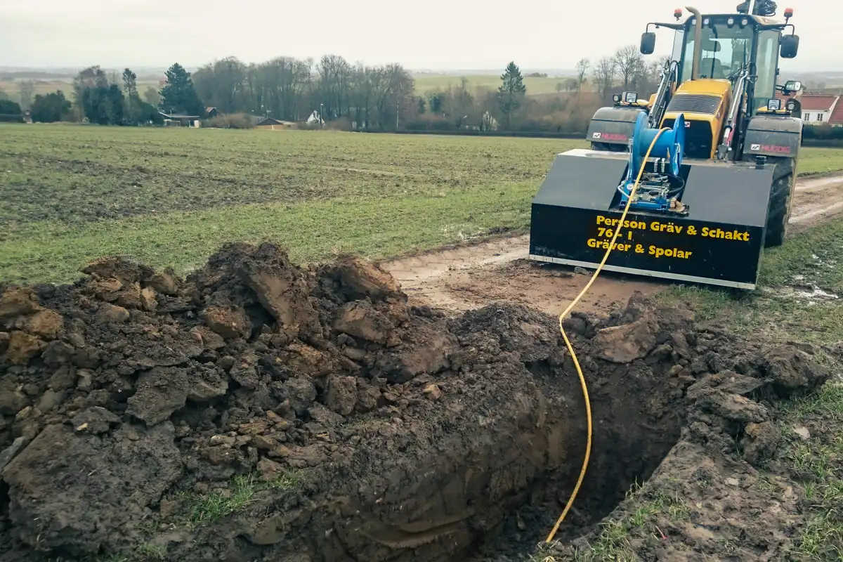 Rörspolare monterad på grävlastare/traktorgrävare för högtrycksspolning av rör och ledningar i schakt