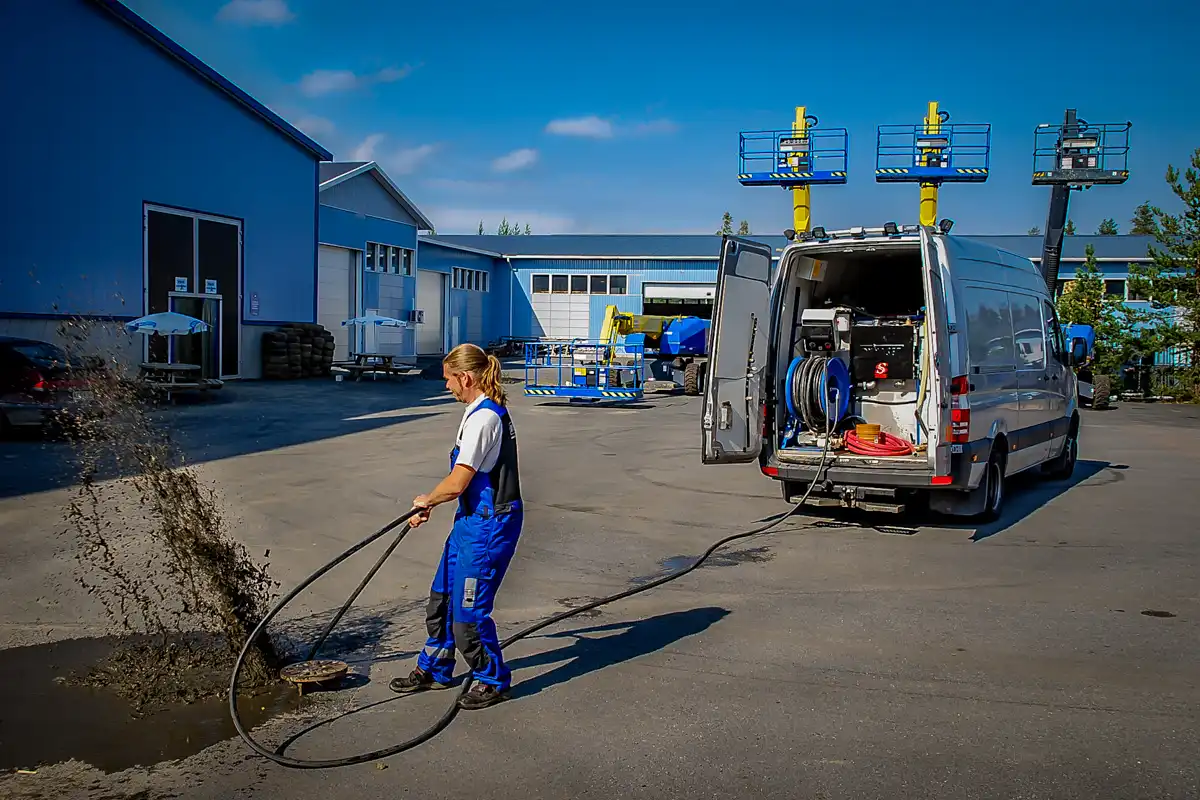 Rörspolare i servicebil används för högtrycksspolning och avloppsrensning