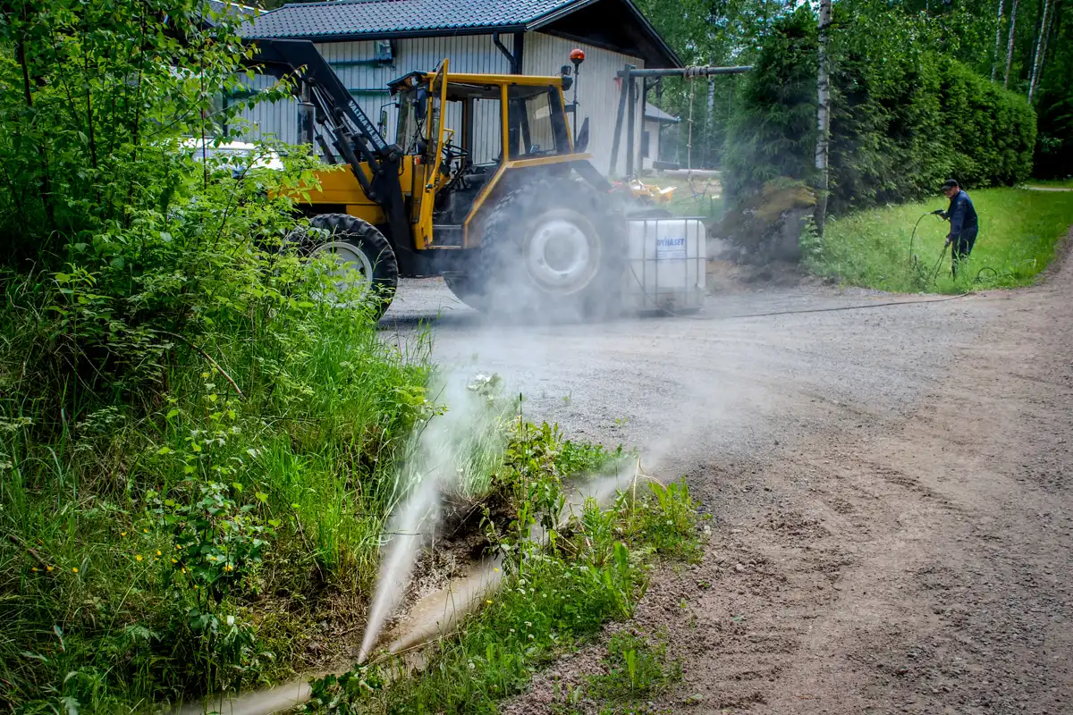 Rörspolare för högtrycksspolning av vägtrumma och dike med hydrauldriven pump
