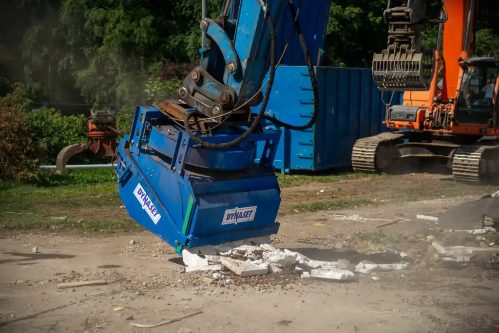 Hydraulisk vakuumskopa HRVB från Dynaset suger upp rivningsmaterial och betongrester på arbetsplats