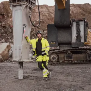 Hallstaviks Entreprenad AB med Furukawa FXJ375 hydraulhammare
