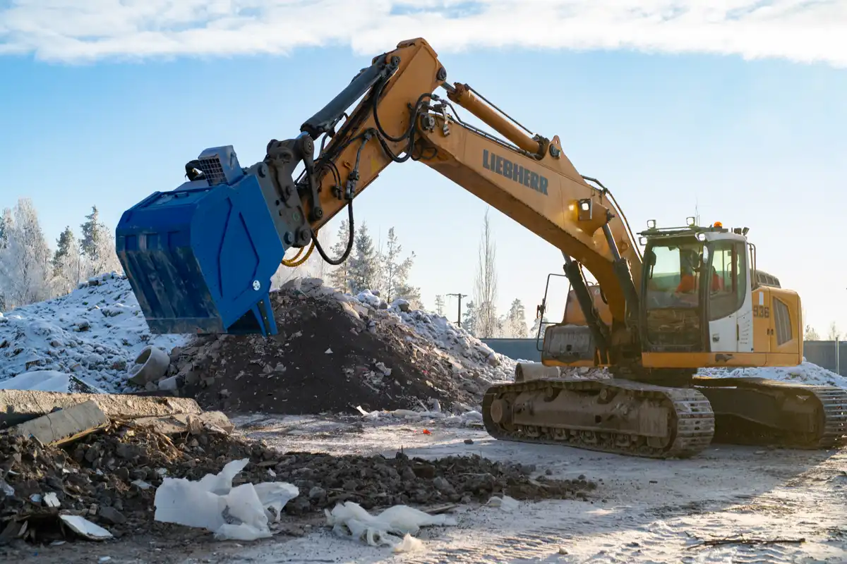 HRVB-HD-830 heavy duty vakuumskopa monterad på grävmaskin vid återvinning och materialhantering