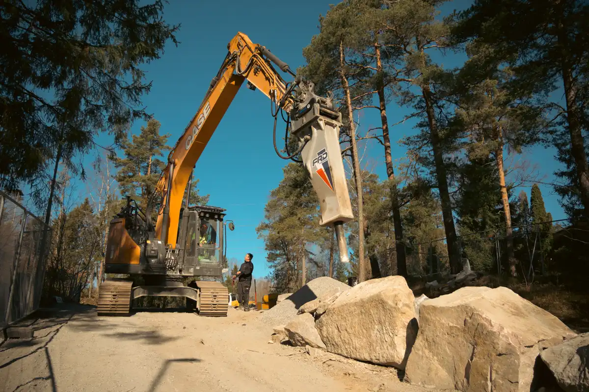 Hydraulhammare monterad på grävmaskin under installation och driftsättning av AMAS tekniker.