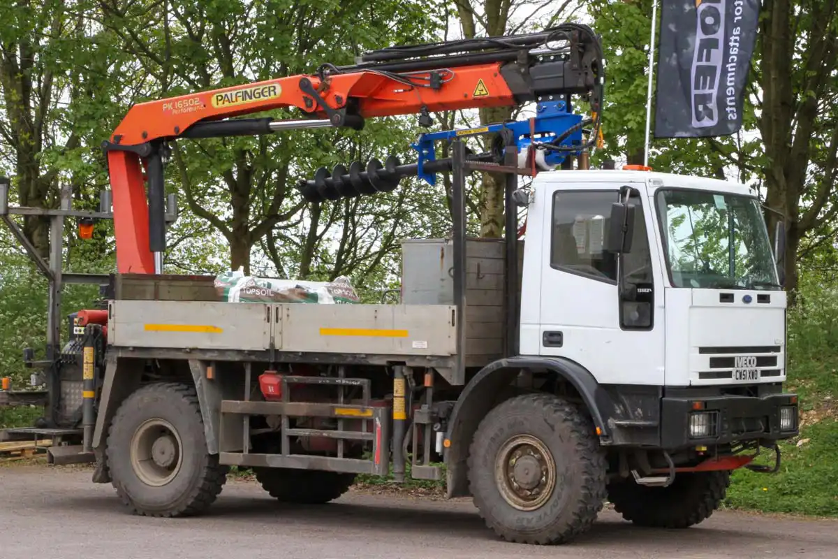 Jordborr för lastbilskran vid borrning för stolpar och fundament