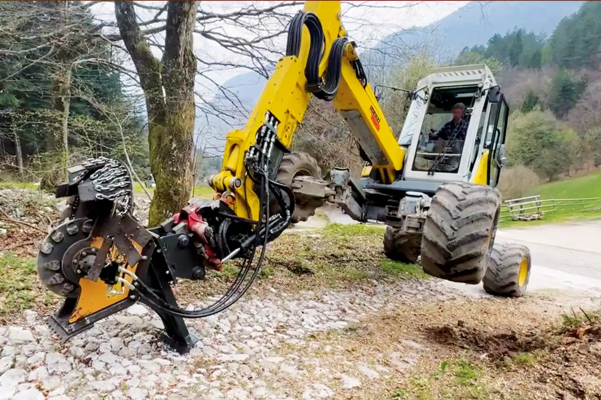 Hydraulisk stubbfräs för grävmaskin Tornado från Malaguti monterad på hjulgrävare