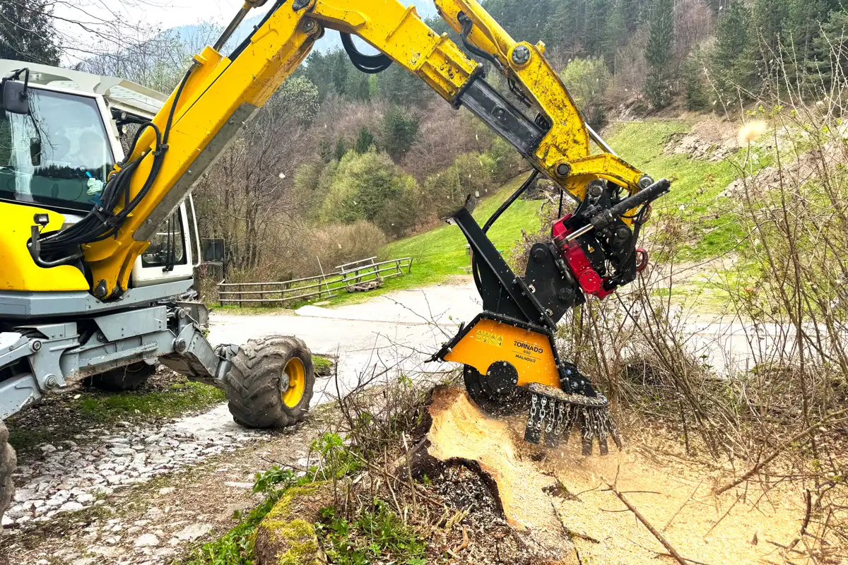 Stubbfräs grävmaskin Tornado Malaguti som effektivt fräser bort stubbe och rötter