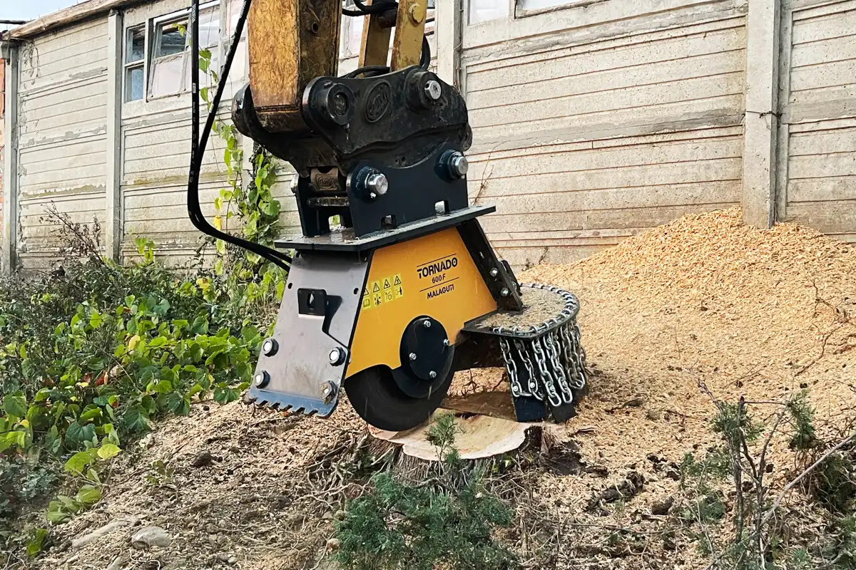 Stubbfräs för grävmaskin Tornado från Malaguti i arbete med att fräsa ner trästubbe