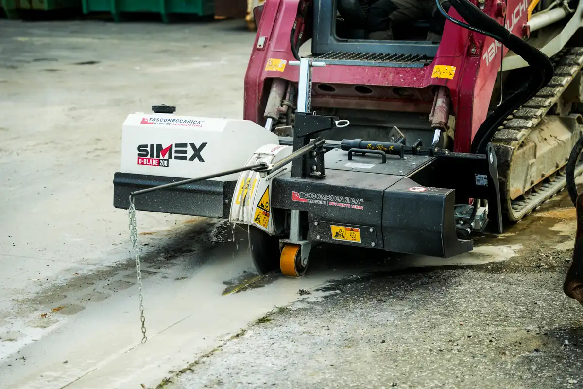 Simex D-BLADE diamantsåg för kompaktlastare vid kapning av asfalt