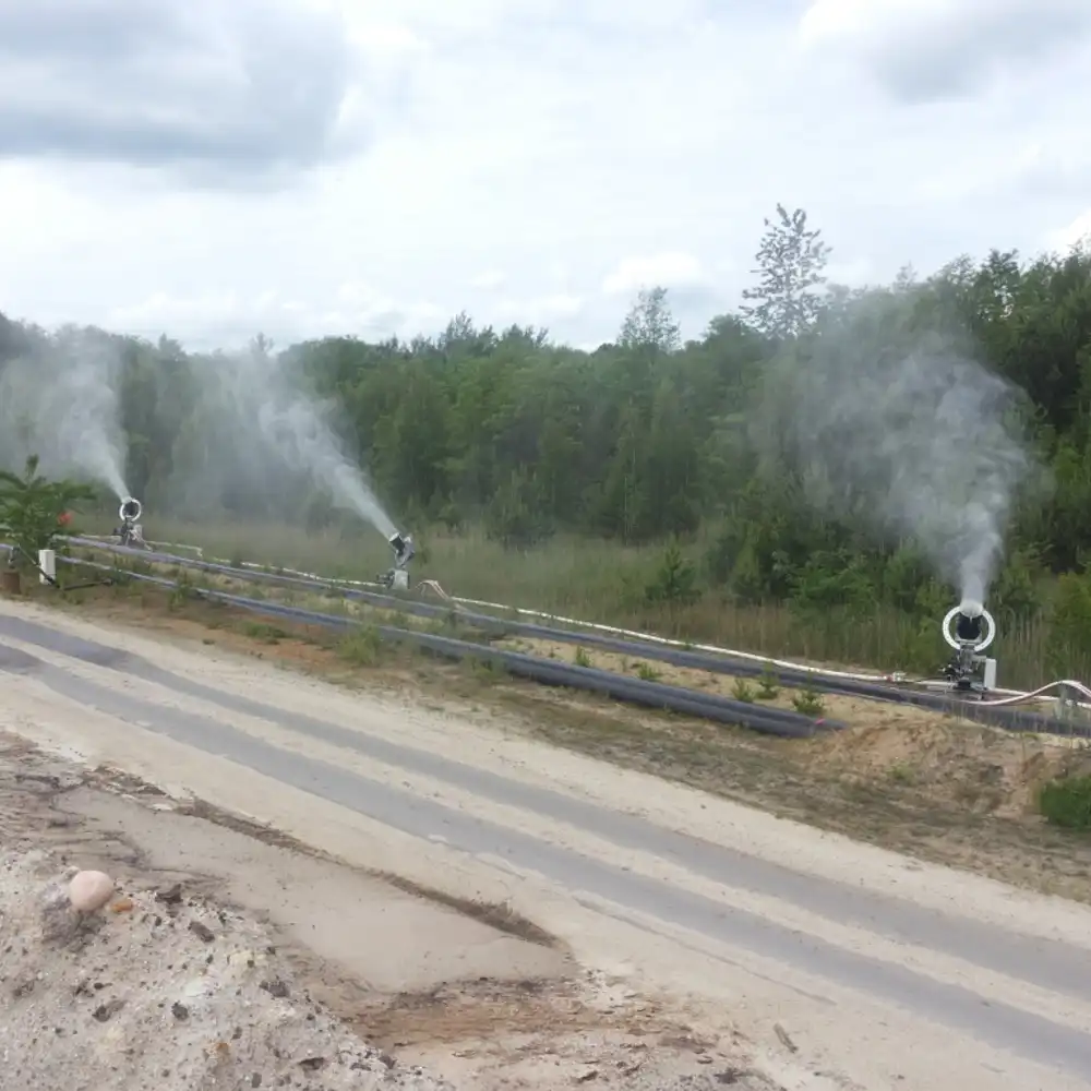 Flera Spraystream S22 dammkanoner används för dammbekämpning längs ett utomhusområde