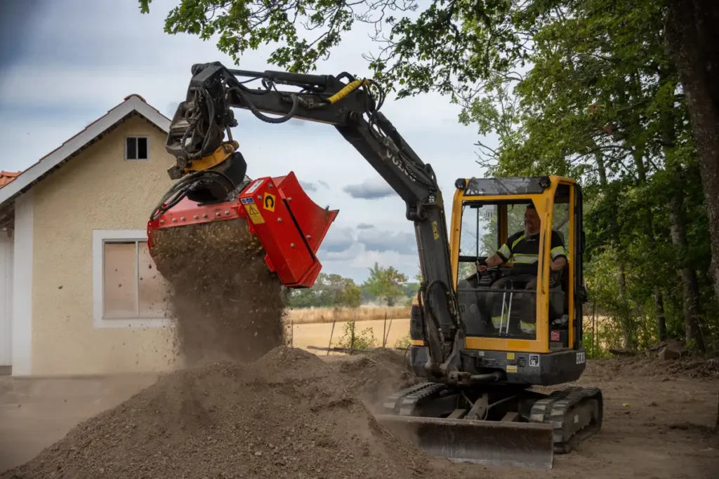 Rotastar ST2 4 siktskopa i arbete på Volvo ECR38 vid sortering av jordmassor