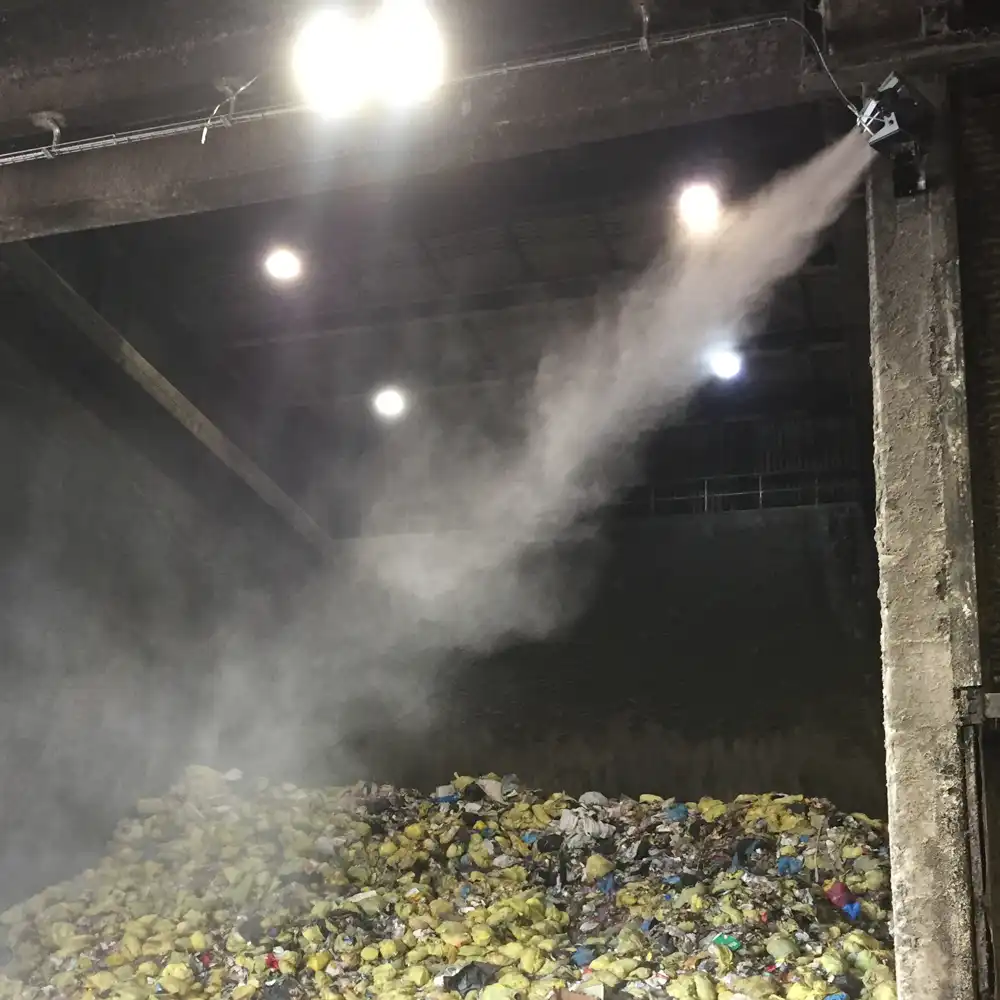 Spraystream Mini dammkanon sprider vattendimma över avfall på en återvinningsanläggning