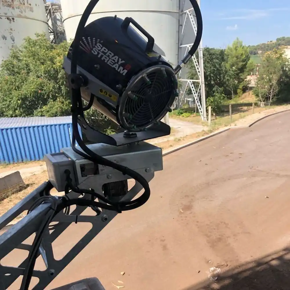 Spraystream Mini dammkanon monterad vid industriområde för lokal dammbekämpning