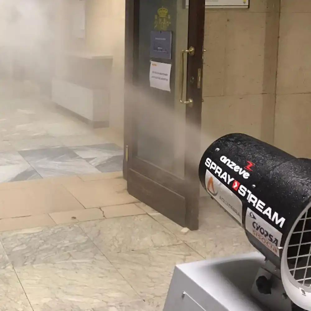 Spraystream Mini Vagn sprider fin vattendimma för dammbekämpning i en offentlig inomhusmiljö