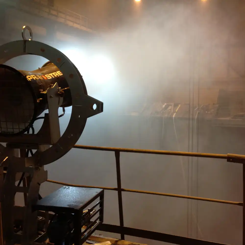 Spraystream S22 sprider vattendimma för dammbekämpning i en industriell arbetsmiljö