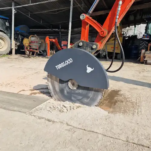 Diamantsåg monterad på grävmaskin för kapning av betongkonstruktion vid markarbete