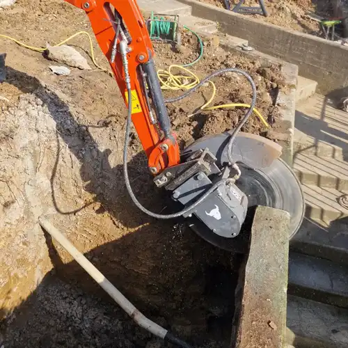 Grävmaskinsmonterad diamantsåg från Toro Loco med vattenkylning vid sågning i betong
