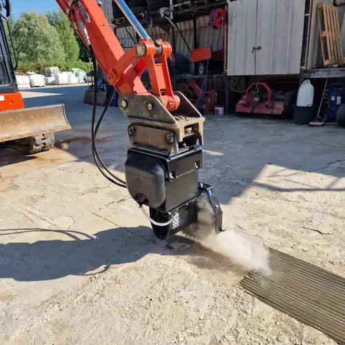 Toro Loco diamantsåg på grävmaskin som kapar ett spår i betong